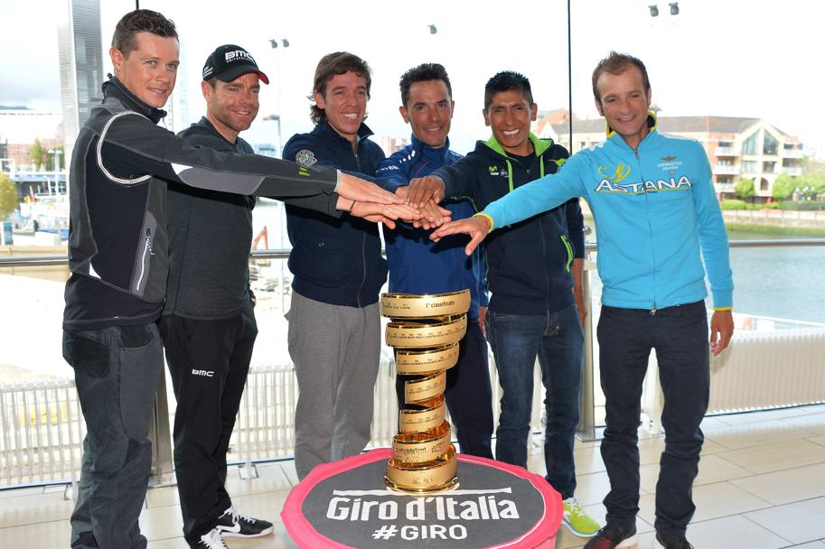 Conferenza stampa per la partenza del Giro d’Italia 2014 a Belfast, da sinistra: Nicholas Roche, Cadel Evans, Rigoberto Uran, Joaquin Rodriguez, Nairo Quintana e Michele Scarponi. (AP)